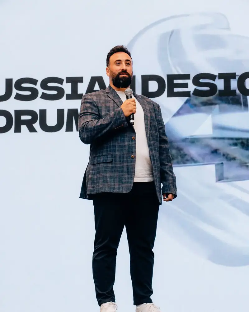 Mohammad Almomani speaking on stage at the Russian Design Forum
